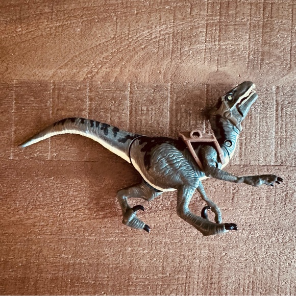 Jurassic World Bashers & Biters Velociraptor "Blue" action figure - Picture 4 of 6